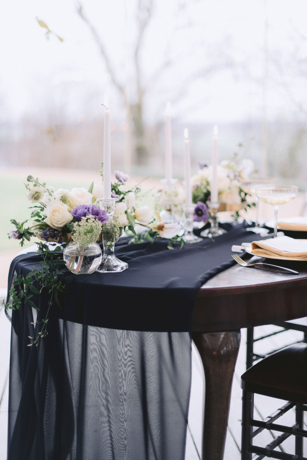 Zářný příklad toho, že i černá barva má na svatbě své využití. Elegantní tmavý ubrus tvoří kontrast s květinami v jemných barvách. Foto: Matěj Třasák. Výzdoba: Ivan Šablatúra.
