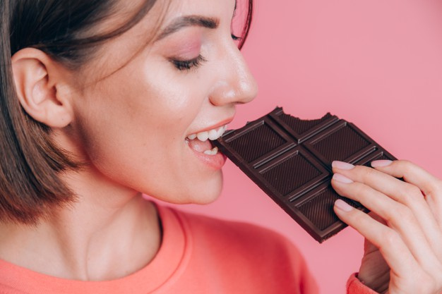 Žena jí čokoládu