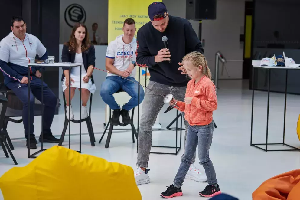 Foto 1 k článku Sazka darovala skrze olympijské medailisty 300 000 korun na dětský sport