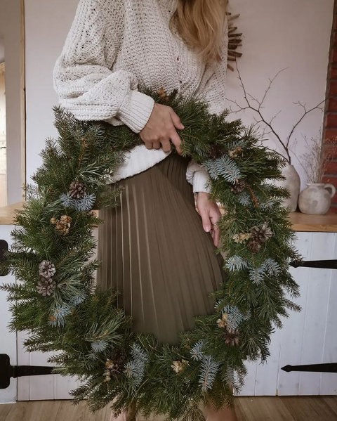 Nechce se vám utrácet za vánoční věnce z obchodu? Vytvořte si vlastní z toho, "co dům dal", tak jako blogerka Lucie Kvasničková.
