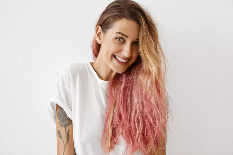 zajímavý účes, mladá žena, růžové vlasy, vlasový styling