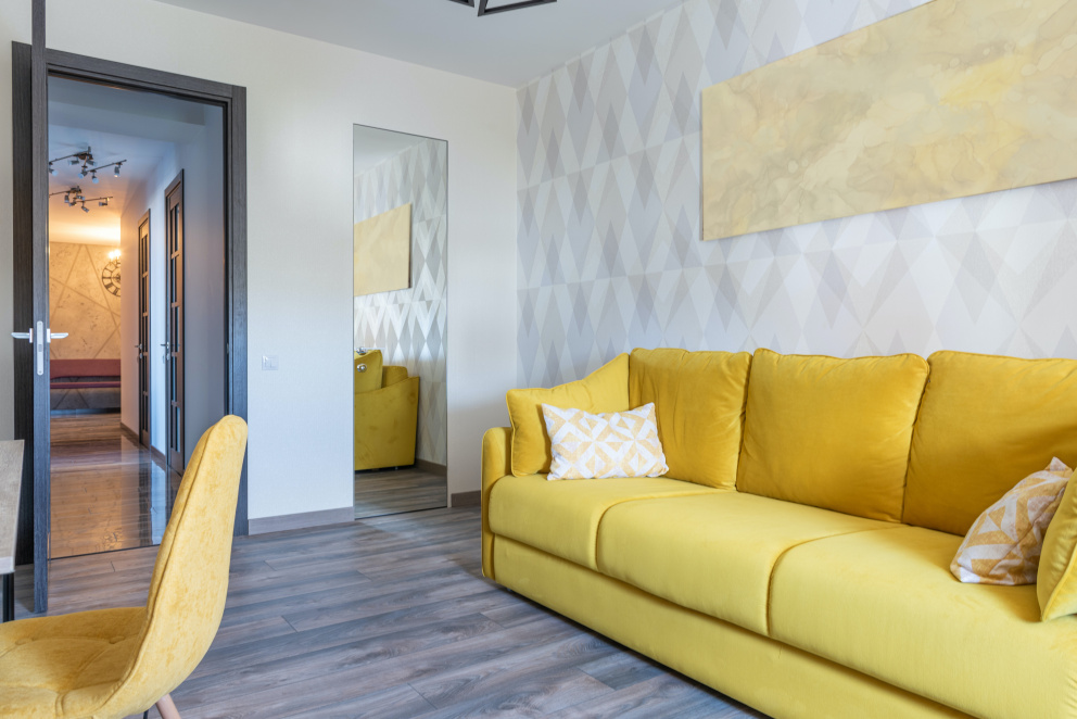 Pokud nechcete žlutou barvu na zdech, místnost dokonale rozzáří i žlutý nábytek či doplňky.&nbsp;
