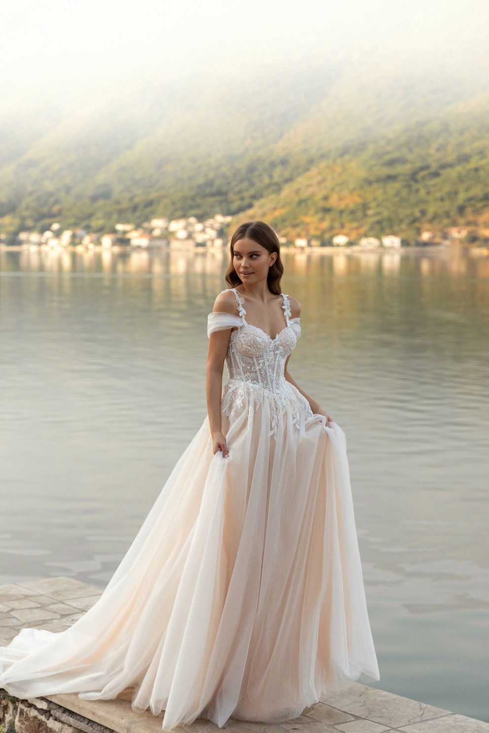 Romantické svatební šaty v broskvovém odstínu budou slušet zejména brunetkám.
