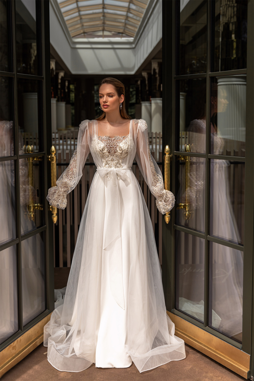 Šaty s impozantní výšivkou ve vintage stylu se velmi hodí pro zámeckou svatbu. Budete se v nich cítit jako princezna.
