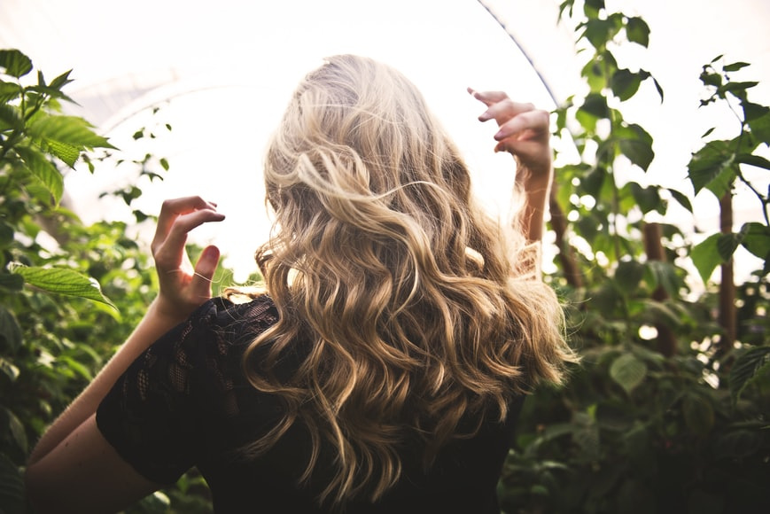 Nektarová blond je nejvíce trendy odstínem roku 2022. Slušet bude zejména ženám s přírodně plavými či světle hnědými vlasy.
