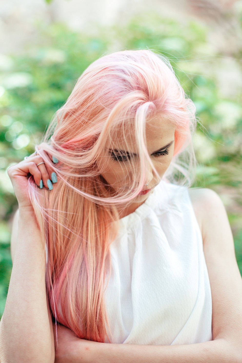 Broskvová barva vlasů je trendy hřejivý odstín, ve kterém vyniknete. Ideální pro oživení blond vlasů.
