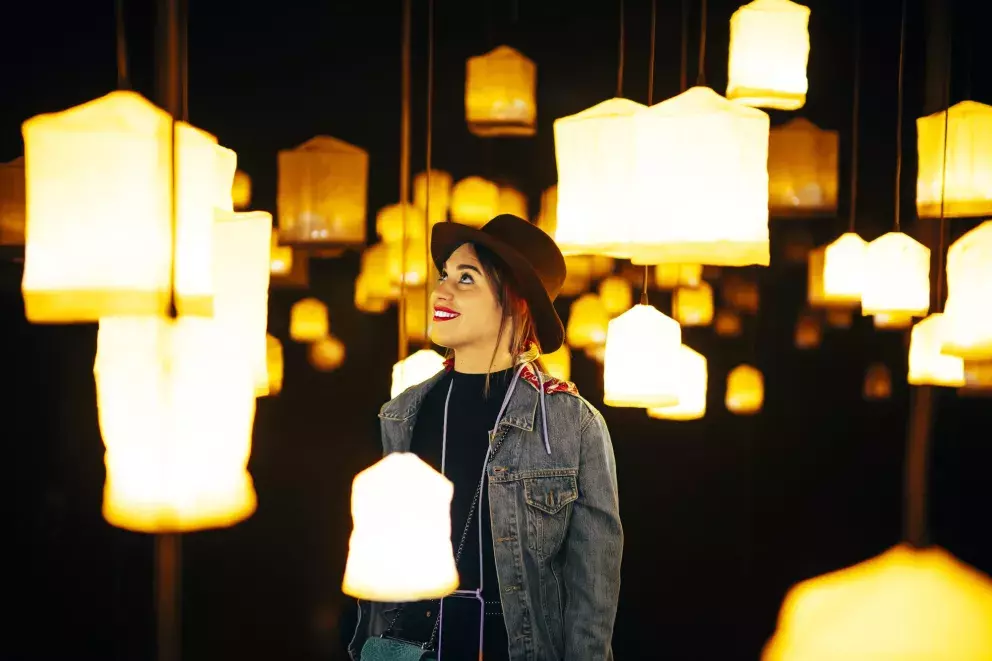Žena pod lustry
