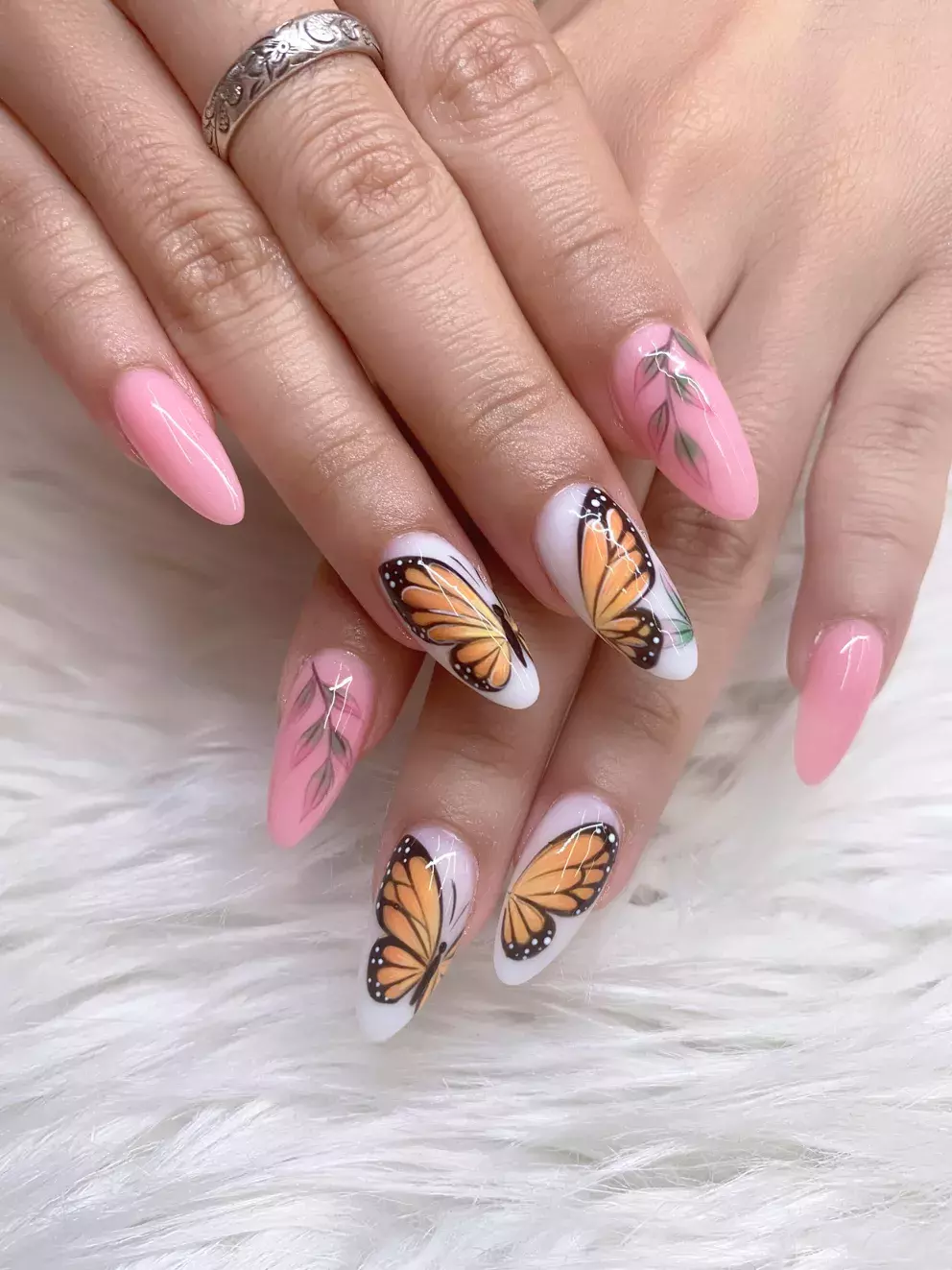 Foto 4 k článku Co se nosí: V létě budou všechny ženy nosit motýlí nehty, které si zamilujete