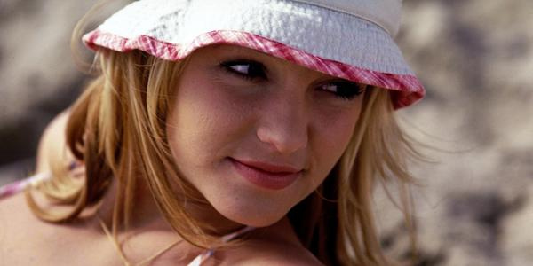 Co se nosí: Trendem letošního léta jsou klobouky, které si pamatujeme od Britney Spears