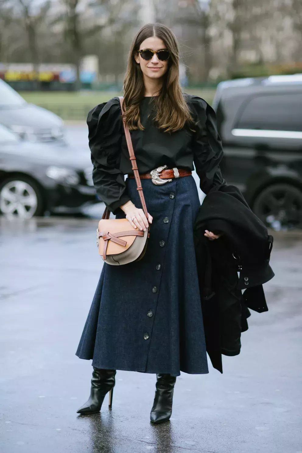 Šokujte V módě je dovoleno téměř vše! A tak se nebojte s výběrem topu k maxi sukni pohrát. Sáhnout můžete například po topu bez ramínek nebo po oversized halence. 