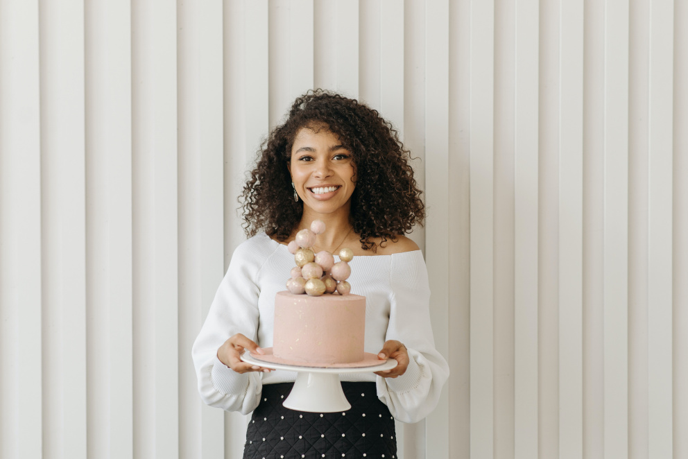 Žena s dortem