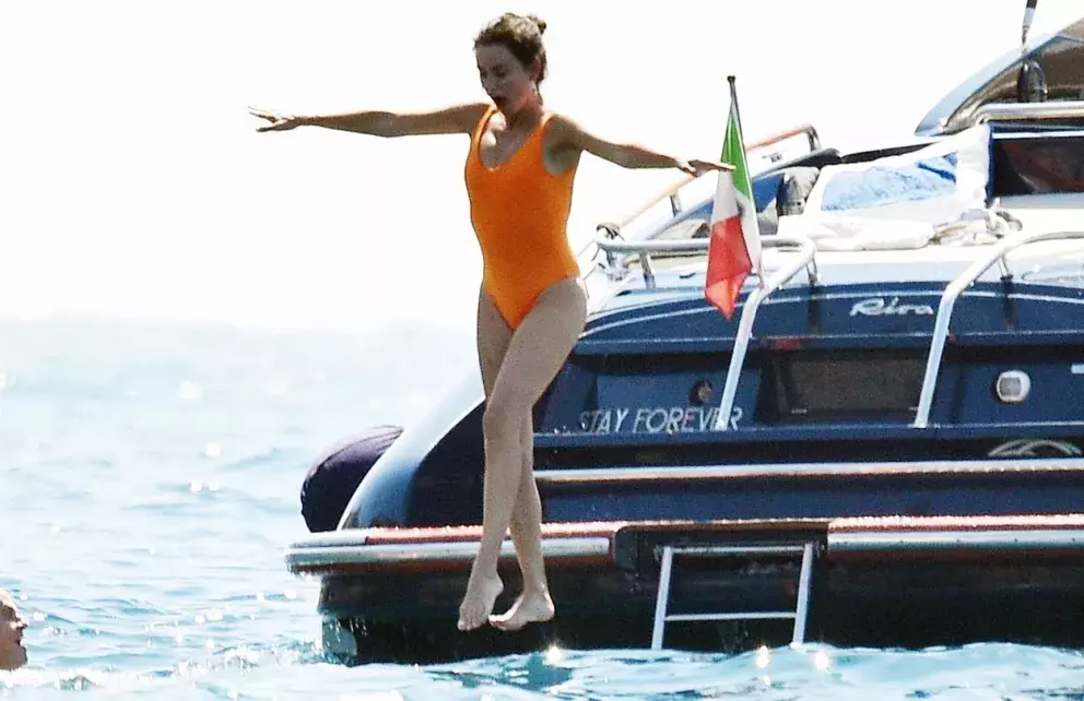 Foto 11 k článku Téměř v padesáti má postavu snů. Penélope Cruz se ukázala na jachtě v plavkách