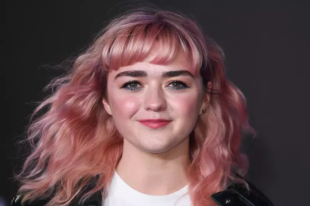 Foto 2 k článku Hvězdná herečka Maisie Williams, kterou znáte ze seriálu Hry o trůny, se toho nebojí. Následuje módní trendy a šla úplně dohola