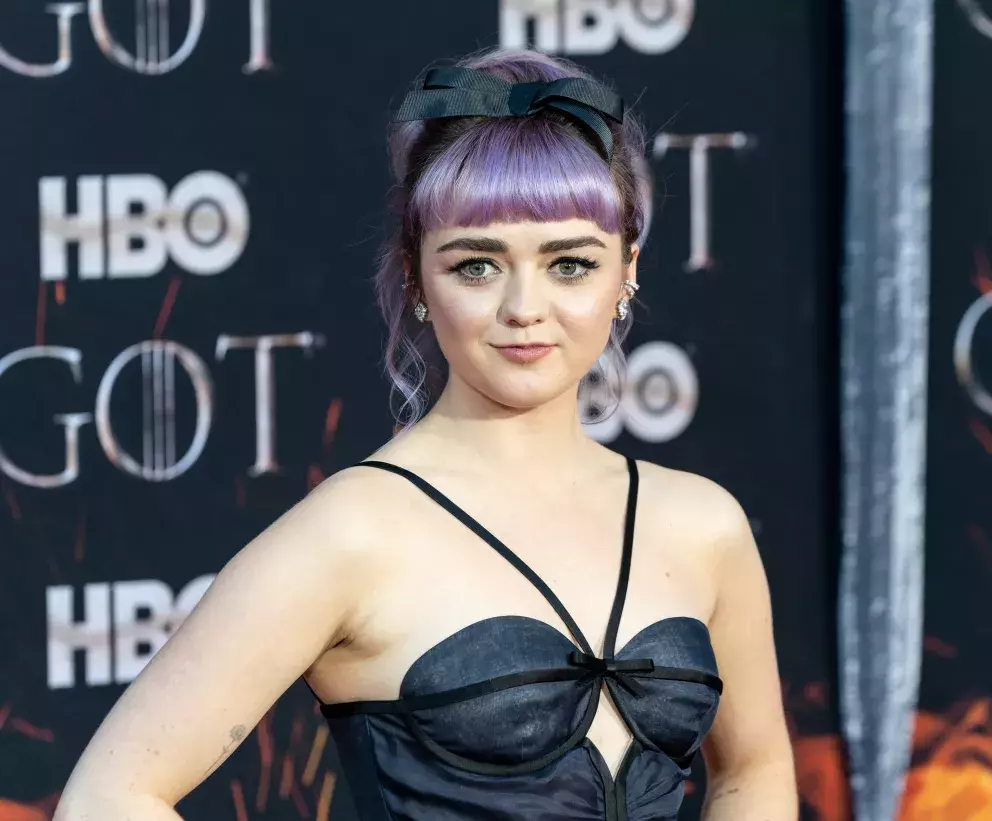 Foto 1 k článku Hvězdná herečka Maisie Williams, kterou znáte ze seriálu Hry o trůny, se toho nebojí. Následuje módní trendy a šla úplně dohola