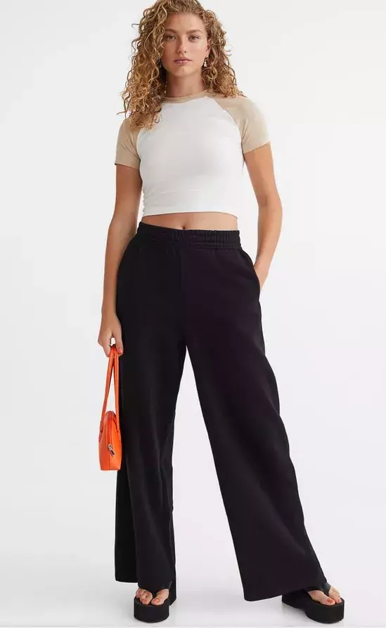 Široké kalhoty Jogger, 499 Kč,H&M, Zdroj. Archiv firmy. 