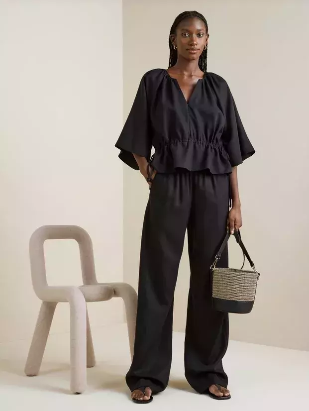 Rovné kalhoty BELLA, 909 Kč, Lindex, Zdroj: Archiv firmy. 