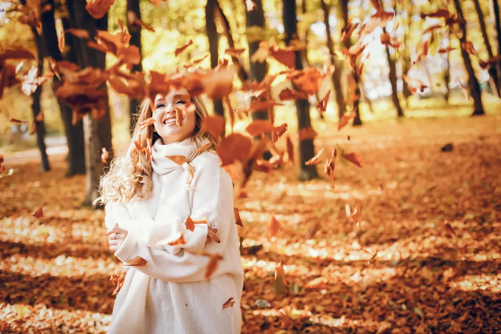 elegant-girl-sunny-autumn-park.jpg 