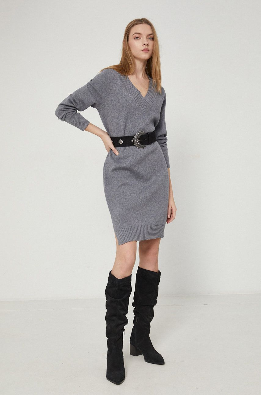Zkombinujte poutavé svetry se základními kousky v šatníku tak, aby zůstaly výrazným kouskem vašeho outfitu.