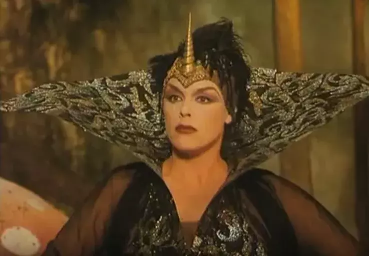 Foto 9 k článku Princezna Fantaghirò po 31 letech: Podívejte se, jak se zub času podepsal na Romualdovi či Černé královně