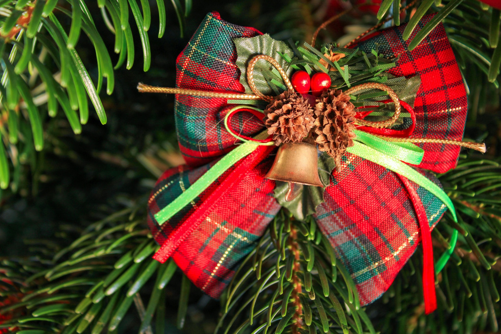 Kombinaci zlaté, červené a zelené můžete spojit už na ozdobách. Tuto barevnou kombinaci pak můžete zvolit i na ostatní vánoční dekorace, jelikož se dekorační materiál v těchto barvách shání na Vánoce opravdu snadno.