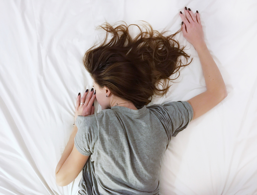 Vaše poloha při spánku vypovídá o vaší osobnosti: Spíte jako voják, hvězdice nebo embryo?