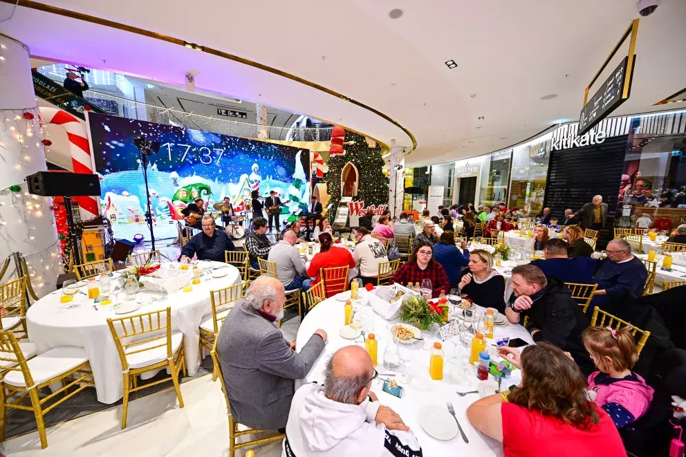 Foto 2 k článku Charitativní projekt, který vás dojme: Na Štědrý den se sešla řada celebrit, aby potěšily ty, kteří nemají takové štěstí