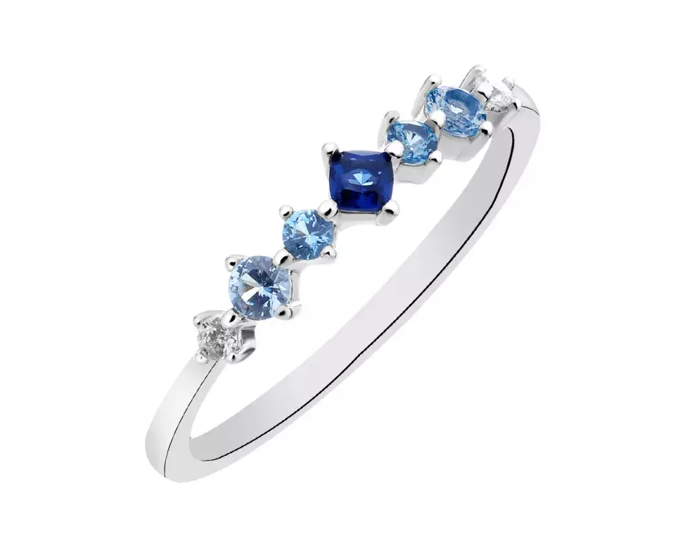 Stříbrný prsten se zirkony