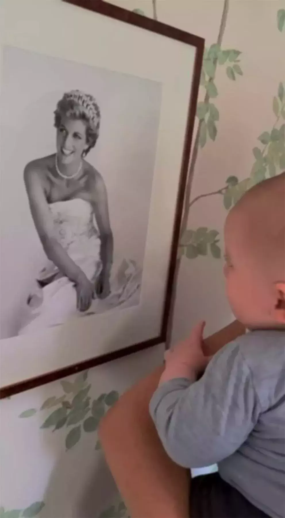 Foto 3 k článku Nový dokument o Harrym a Meghan odhaluje fotografie, které nikdy nikdo neviděl. Zásnuby na dece nebo tajný výlet