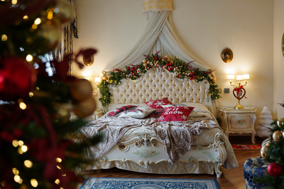 Vánoční výzdobu můžete sladit i s lůžkovinami a dekorativními polštářky.
