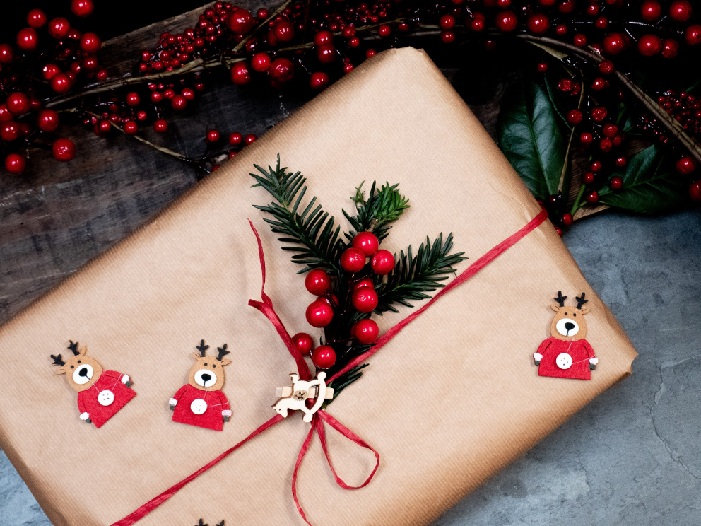 I dárek zabalený v obyčejném hnědém papíru může být ozdobou pod vánočním stromkem. Stačí si vyhrát s drobnými detaily a ozdobit ho například papírovými zvířátky a větvičkou borovice.
