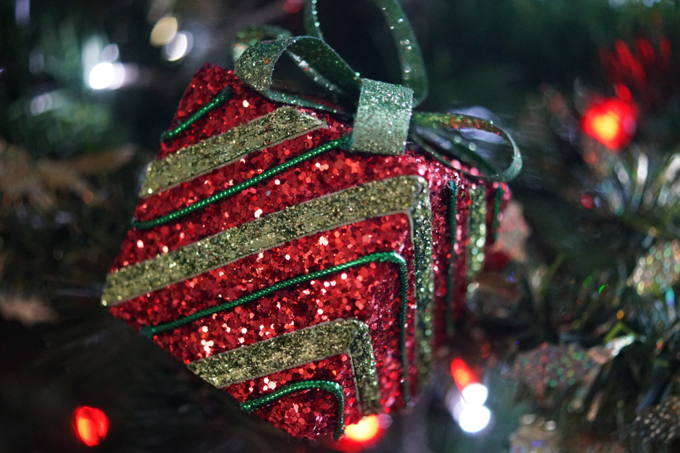 Třpyt a lesk k Vánocům zkrátka patří a dárky zabalené do třpytivých materiálů, navíc v tradičních barvách Vánoc, vypadají zkrátka úchvatně.
