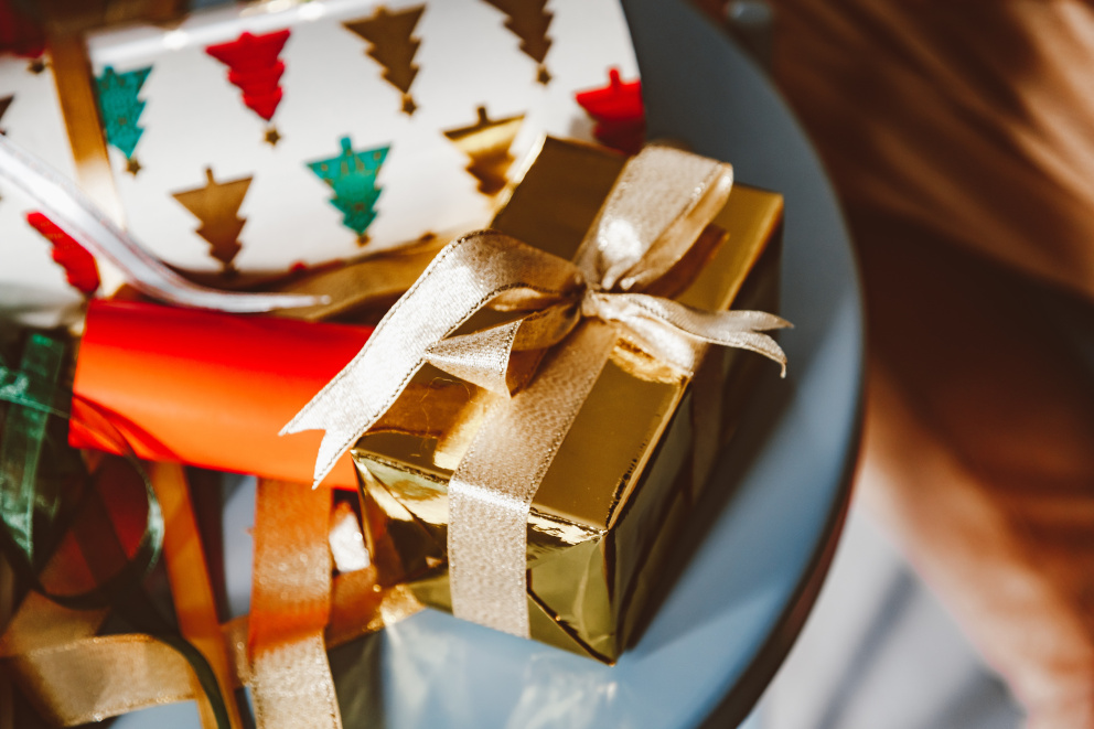 Zlatá barva se řadí mezi klasické barvy Vánoc a navíc dárky zabalené do metalického papíru působí opravdu luxusním dojmem. Hodí se však spíše pro dárky menších rozměrů.
