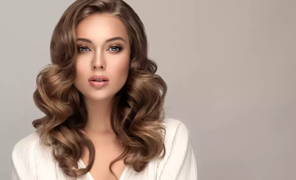 Foto 3 k článku Nejnovější trend barvy vlasů na rok 2023: Zimní zlatá sluší ženám všech věkových kategorií