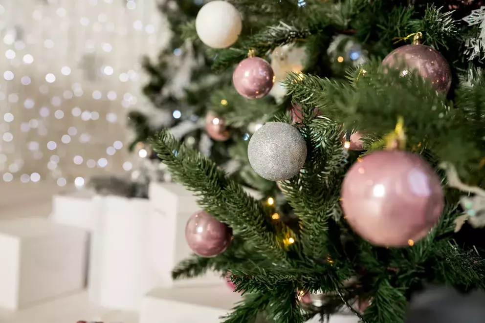 Foto 22 k článku Vánoční trendy 2022: Prohlédněte si úchvatné vánoční stromečky. Letos jsou v módě klasické barvy, bílá i jedna netradiční