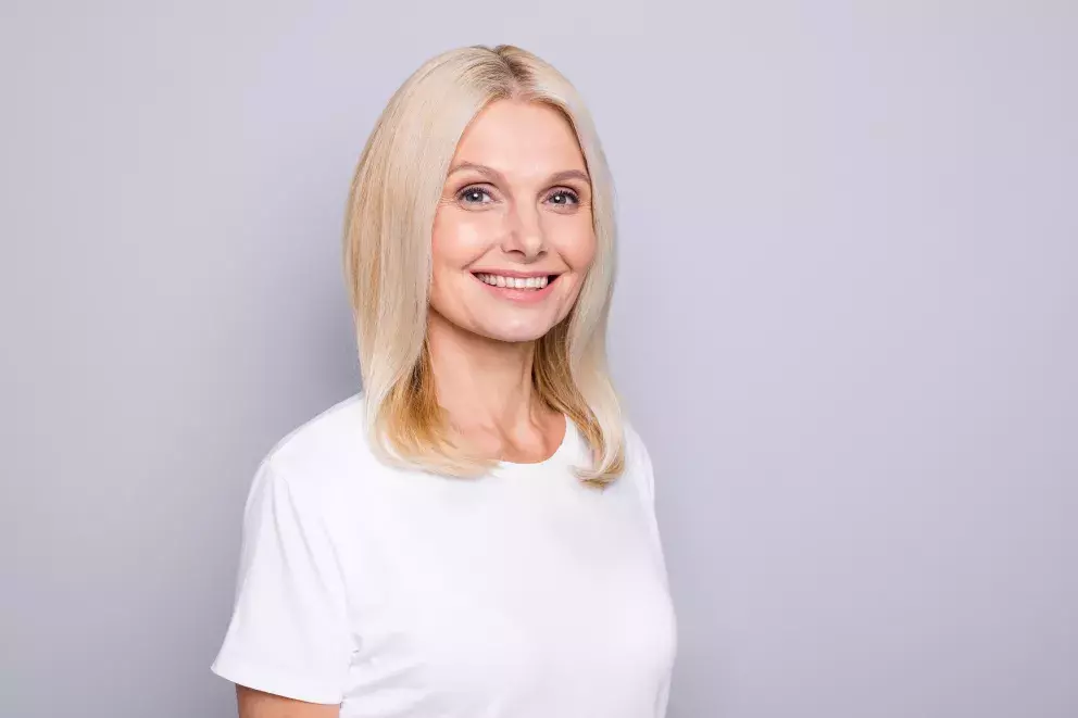 Foto 5 k článku Zapomeňte na pěšinku uprostřed nebo jednolitou barvu: Jaký účes zvolit, když je vám 40, 50 a více let