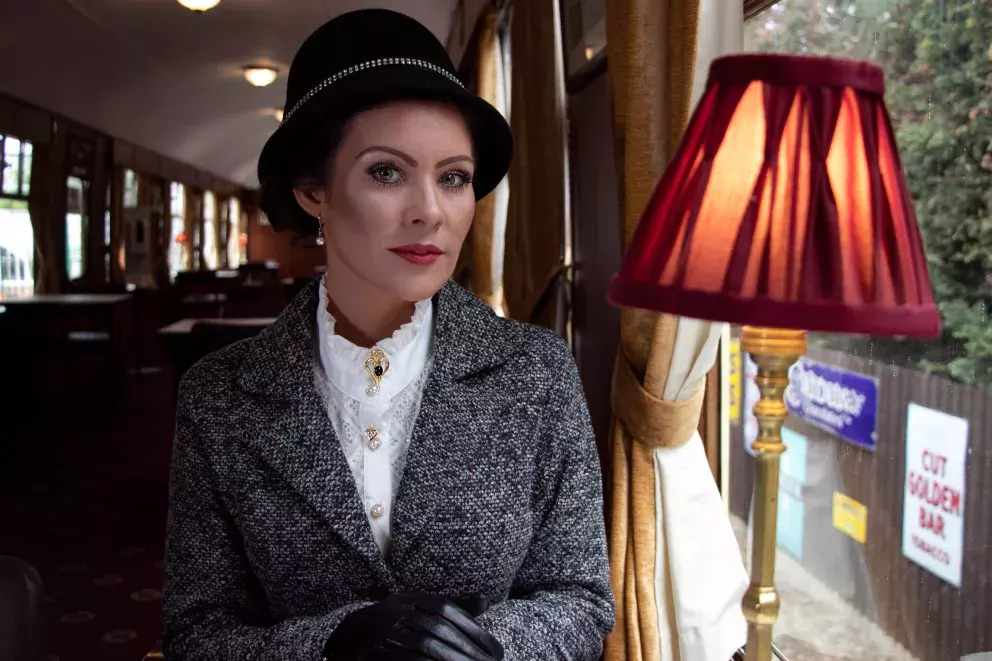 Foto 2 k článku Roztrhané džíny, odhalený dekolt a usedlé kostýmky: Módní chyby, kterých se dopouštějí ženy po čtyřicítce