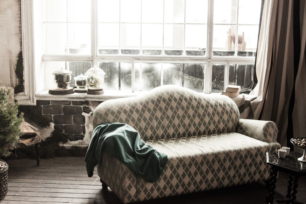 Huňaté deky, polštáře, závěsy i kožešiny. Takto krásně a jednoduše můžete sladit váš obývák.
