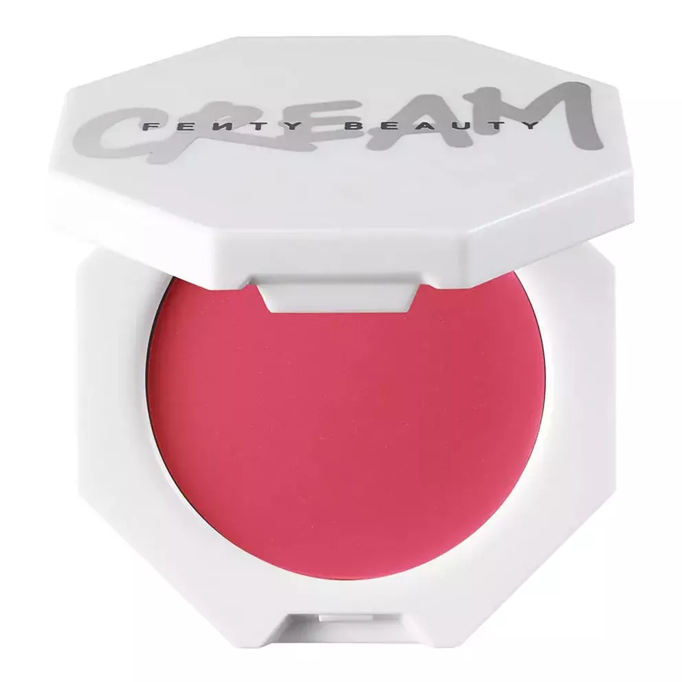 Krémová tvářenka Cheeks Out Freestyle Cream Blush – odstín Strawberry Drip, Fenty Beauty, 610 Kč, sephora.cz
