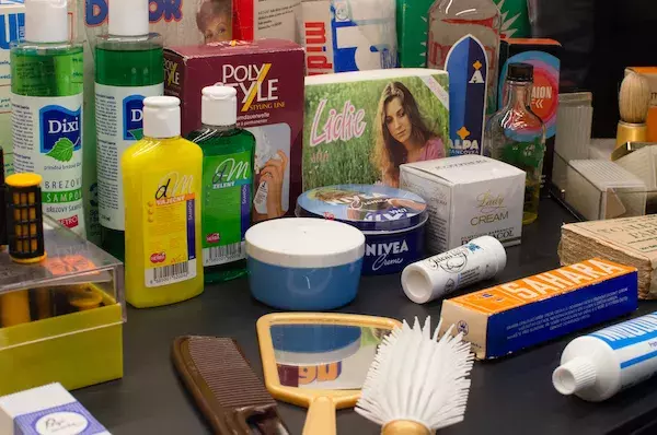 Vzhůru do muzea  Dobu socialismu, kdy neexistovaly stovky kosmetických značek, oči se malovaly vypálenými zápalkami a největším vynálezem byl deodorant, si někteří již nedokáží ani představit. Právě ta léta, kdy se ženy radovaly i z obyčejného mýdla, si můžete připomenout v Retro muzeu Praha v expozici s kosmetickými trendy tehdejší doby a zavzpomínat tak na časy, kdy byla kosmetika žádané podpultové zboží.