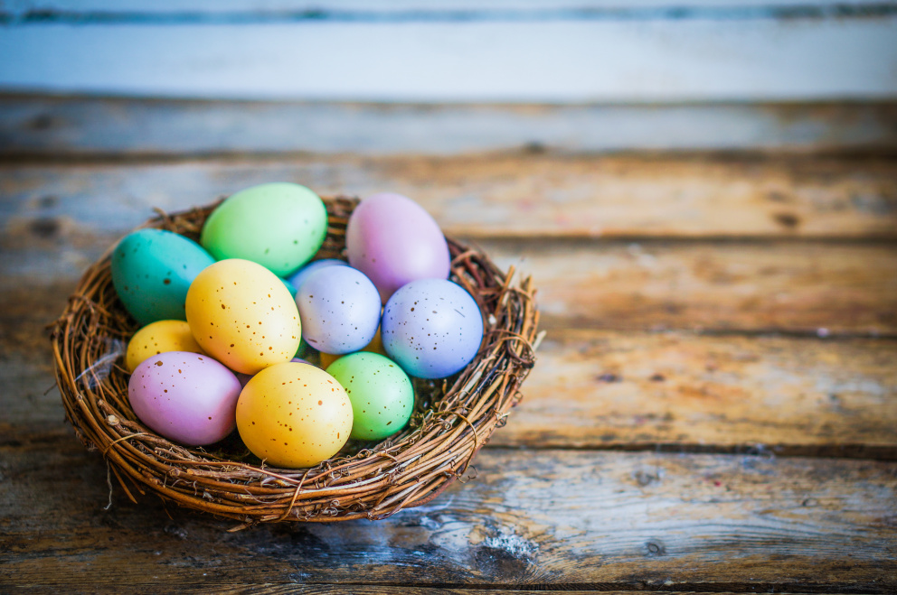I přírodně obarvená vejce mohou hrát všemi barvami. Je však důležité použít dostatečně silný odvar, vejce louhovat dlouho a v ideálním případě použít vejce s bílou skořápkou.
