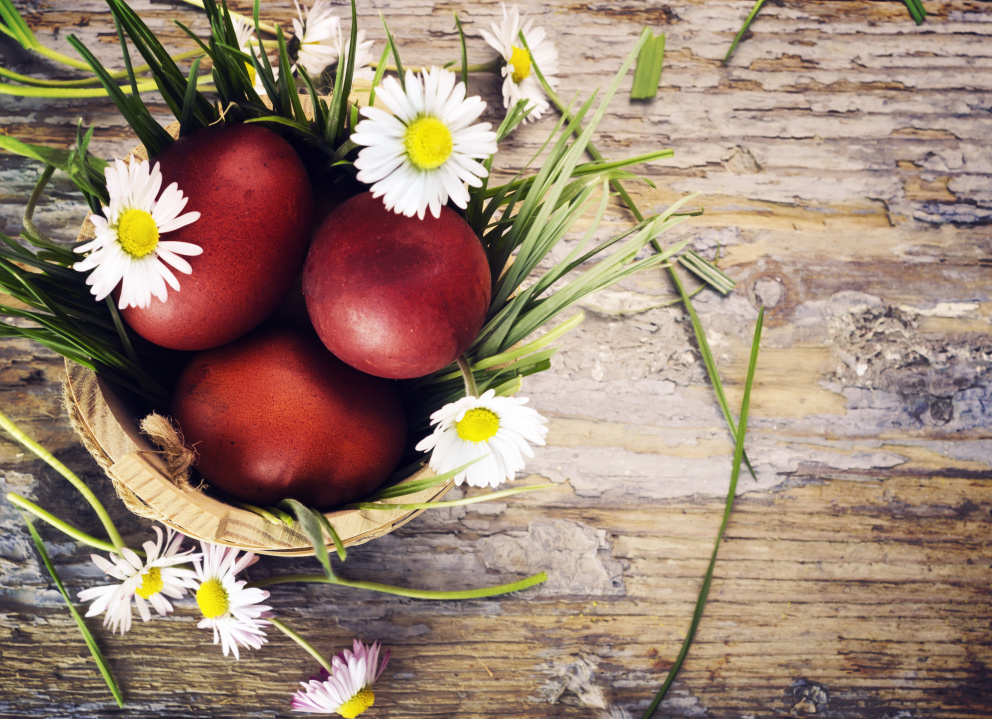 Přírodně obarvená vejce tvoří skvělou dekoraci v kombinaci s přírodními materiály. V proutěném košíku zdobeným trávou a sedmikrásky budou ozdobou vašeho stolu.
