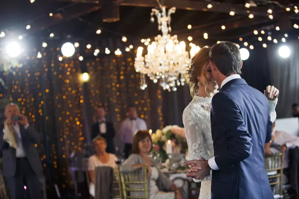 Foto 17 k článku Svatební dekorace 2023: Svěží výzdoba plná překvapení. Chybět nebude velká škála barev. Inspirujte se