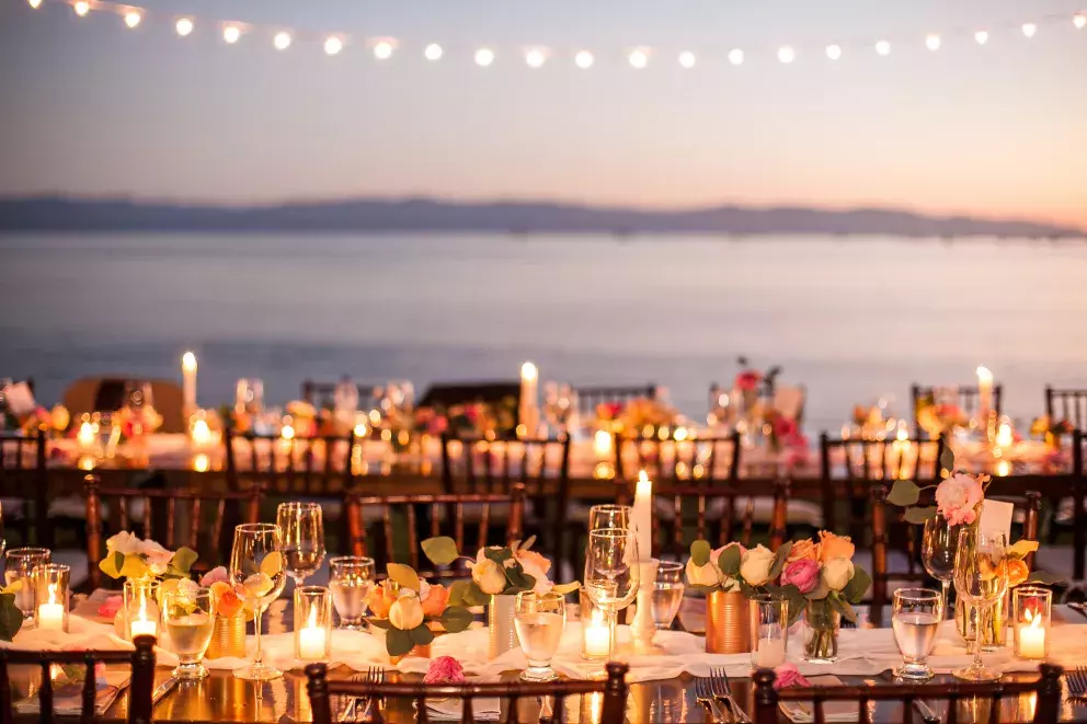 Foto 22 k článku Svatební dekorace 2023: Svěží výzdoba plná překvapení. Chybět nebude velká škála barev. Inspirujte se