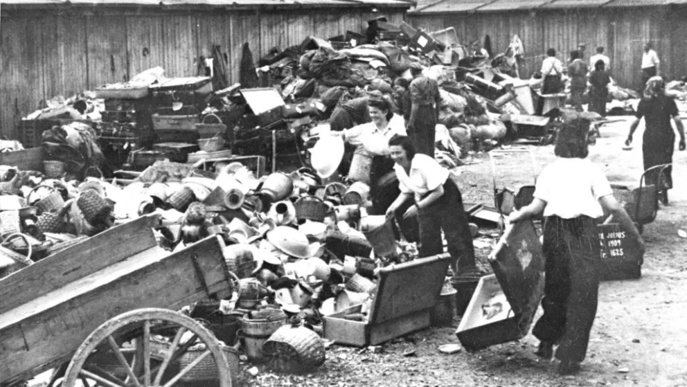 Přebírání věcí zabavených vězňům, většinou židům