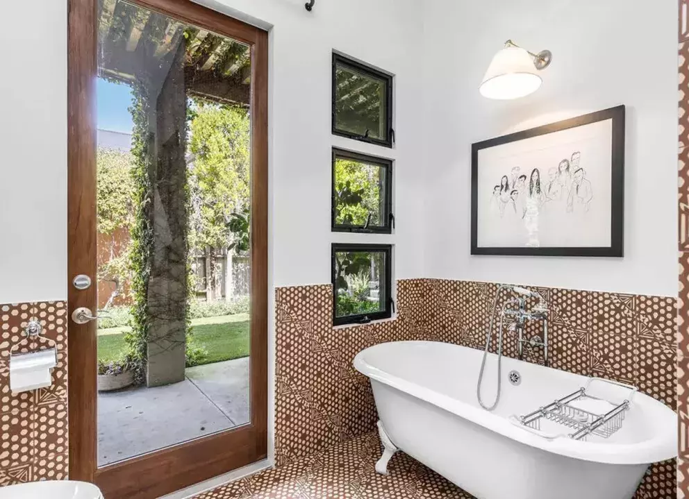 Foto 7 k článku V ložnici měl Bridget Jones i topmodelku Irinu Shayk. Fešák Bradley Cooper prodává svůj dům a vy se do něj můžete podívat