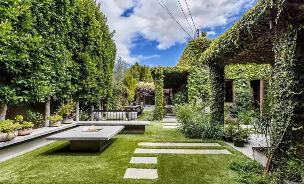 Foto 9 k článku V ložnici měl Bridget Jones i topmodelku Irinu Shayk. Fešák Bradley Cooper prodává svůj dům a vy se do něj můžete podívat