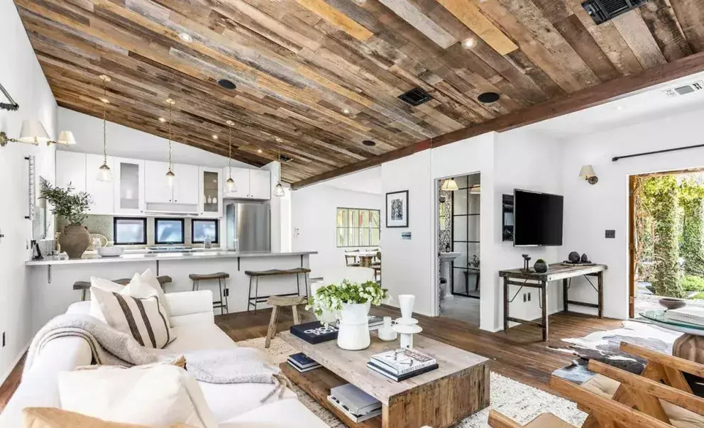 Foto 4 k článku V ložnici měl Bridget Jones i topmodelku Irinu Shayk. Fešák Bradley Cooper prodává svůj dům a vy se do něj můžete podívat