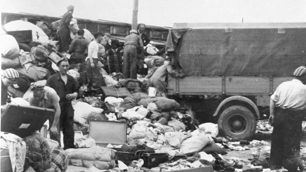 Přebírání věcí zabavených vězňům, většinou židům