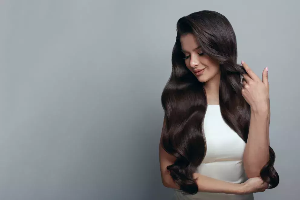 Foto 1 k článku Trendy barvy na vlasy v roce 2023: Trend 90. let v podobě zrzavé se vrací. Na melíry zapomeňte