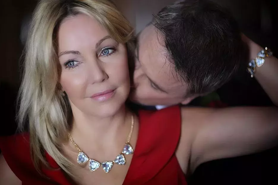 Muži ji leželi u nohou. 